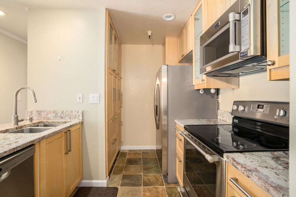3173 Wayside Plaza #105