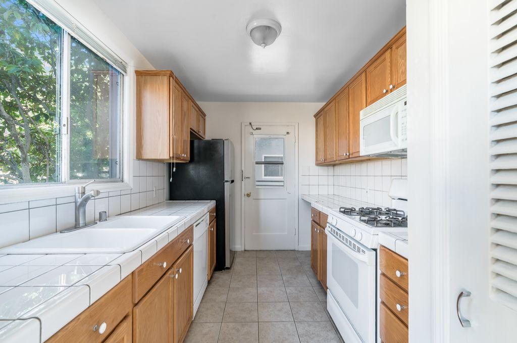 1572 Buena Vista Ave #1 