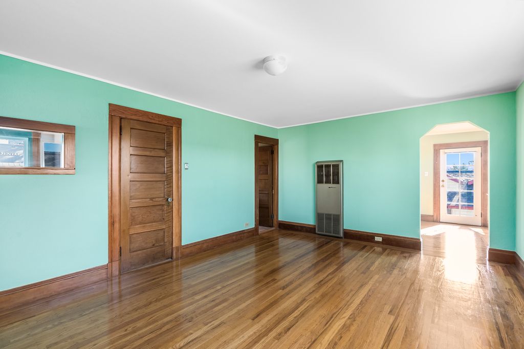 4382 Howe Street - Upper Flat