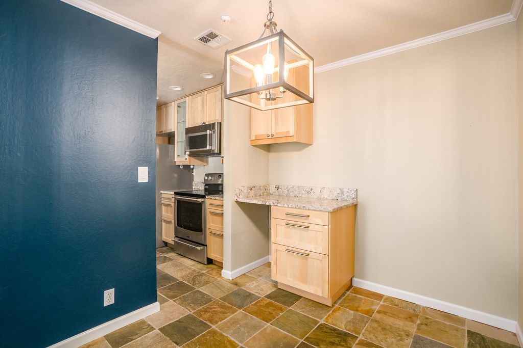 3173 Wayside Plaza #105