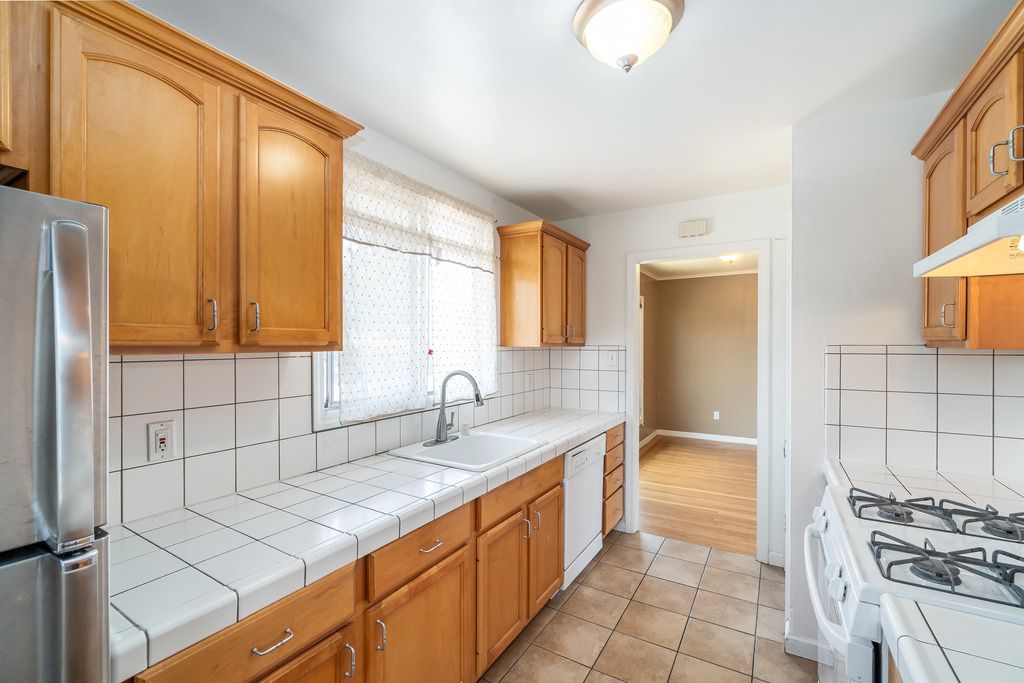 1572 Buena Vista Ave #4
