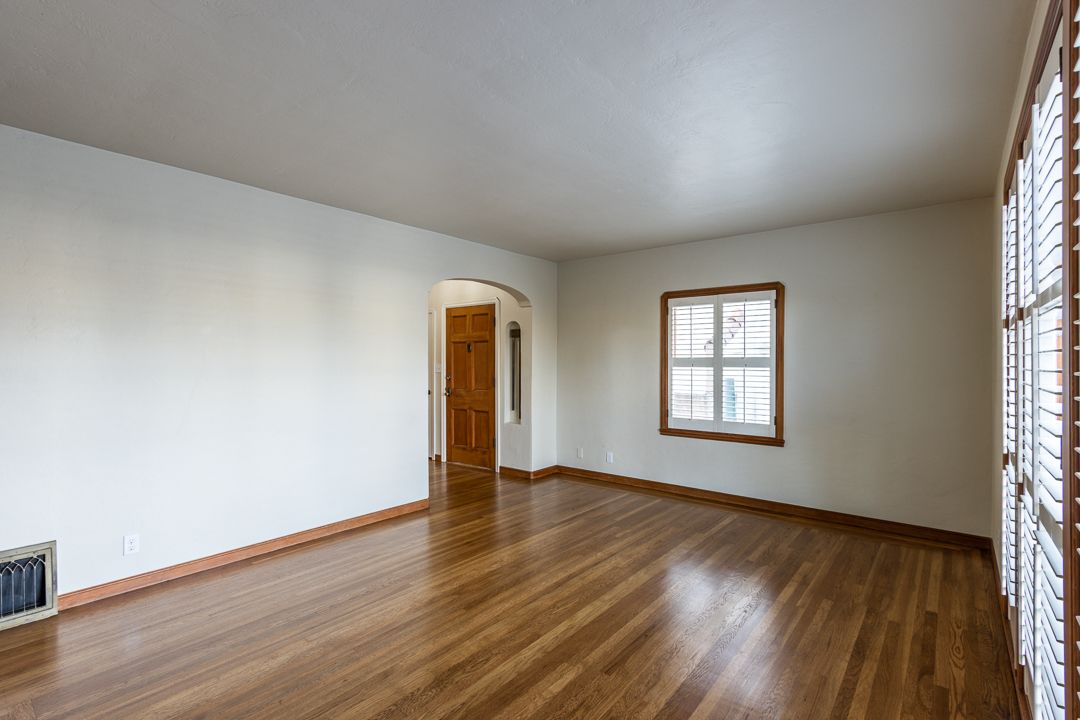2926 Fernside Blvd - Lower duplex 
