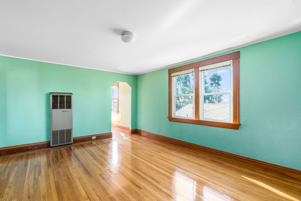 4382 Howe Street - Upper Flat