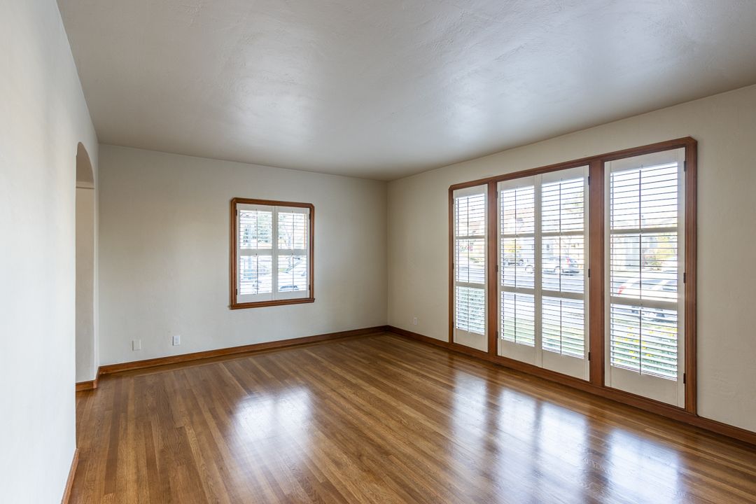 2926 Fernside Blvd - Lower duplex 
