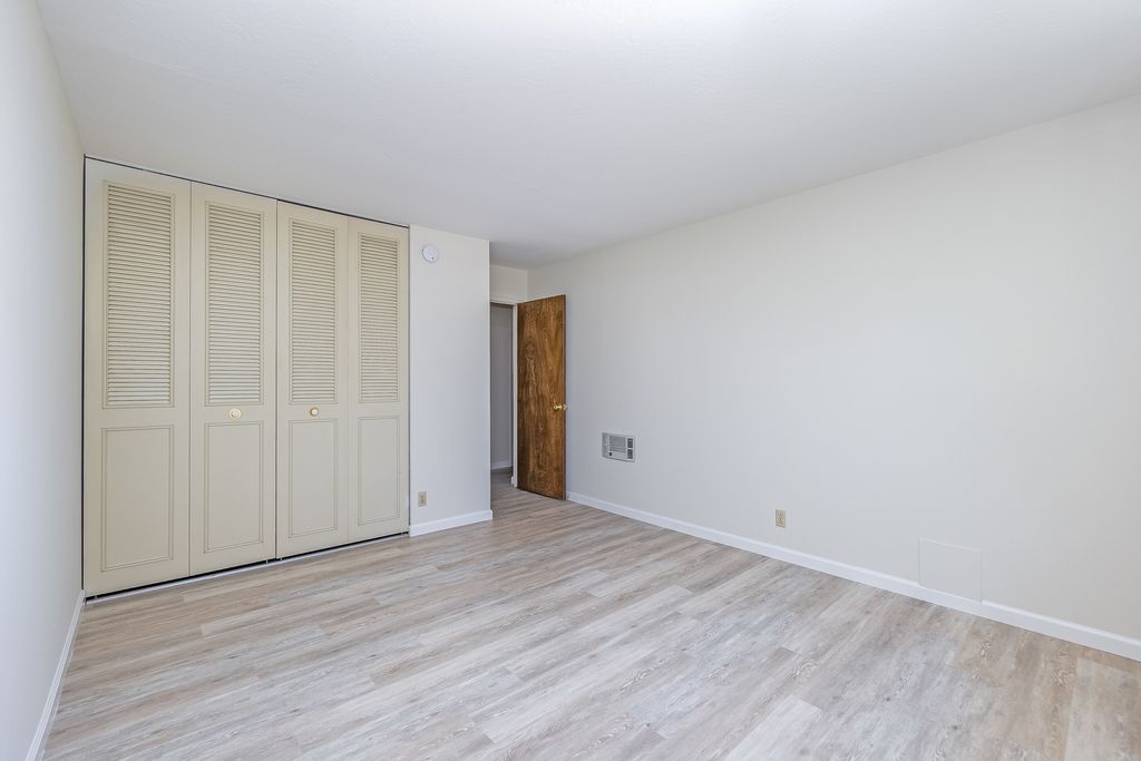 2261 Clinton Ave #D