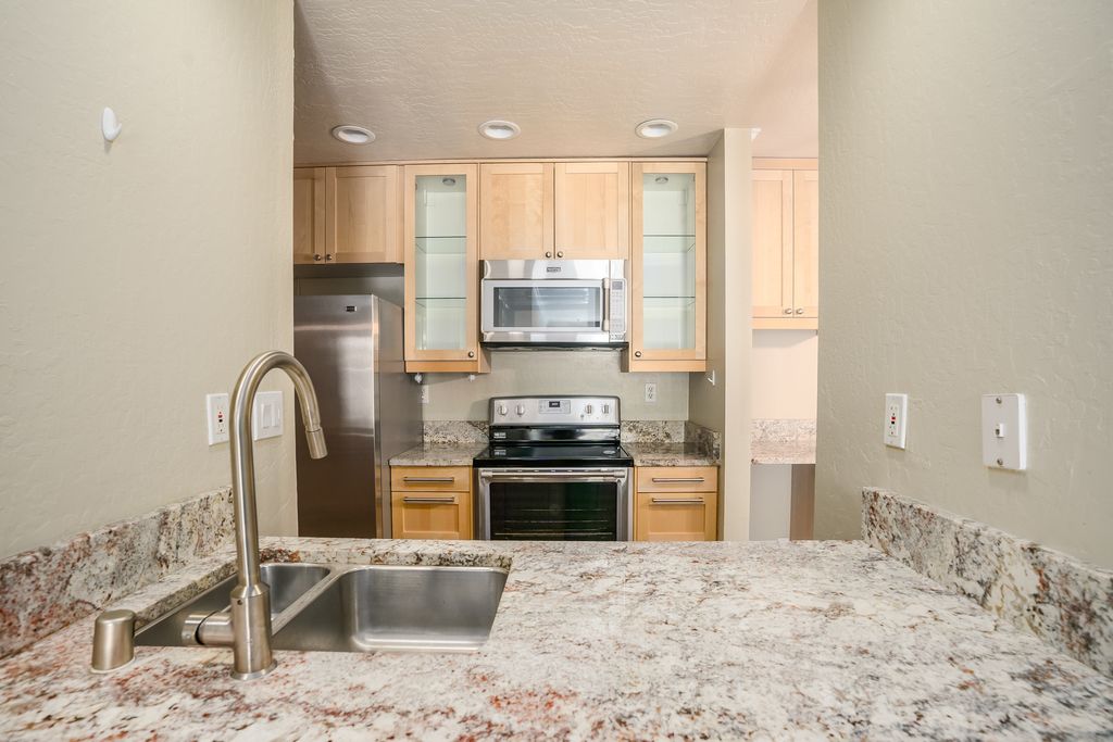 3173 Wayside Plaza #105