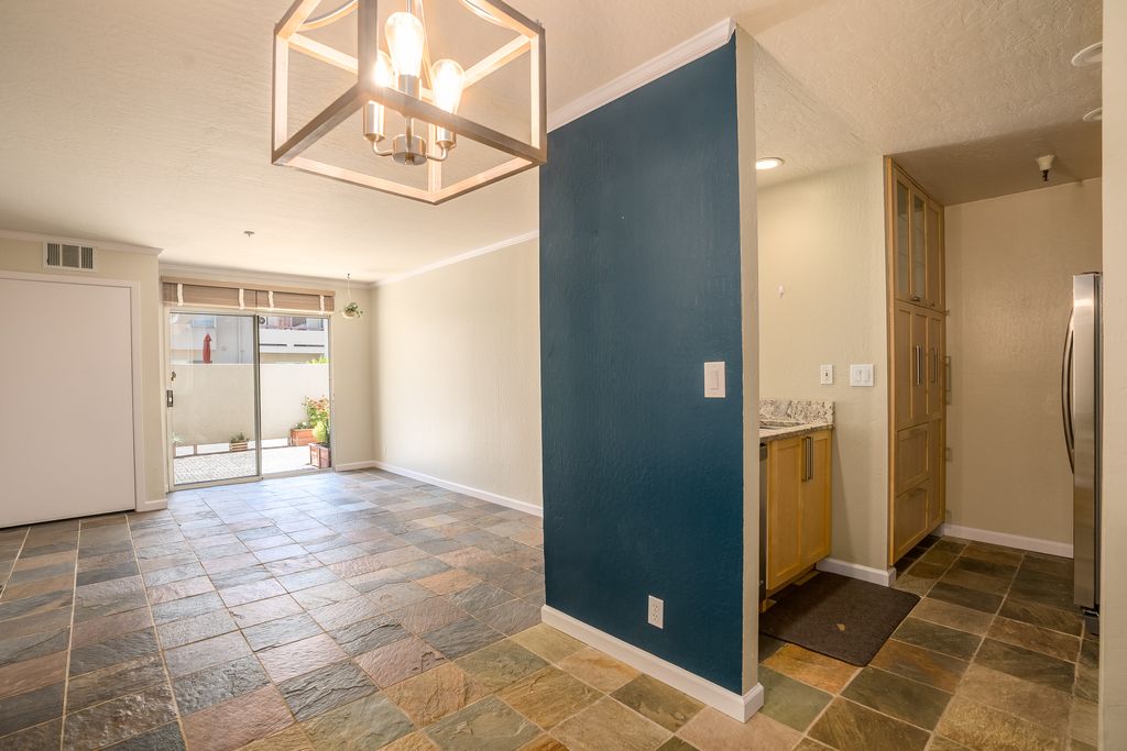 3173 Wayside Plaza #105