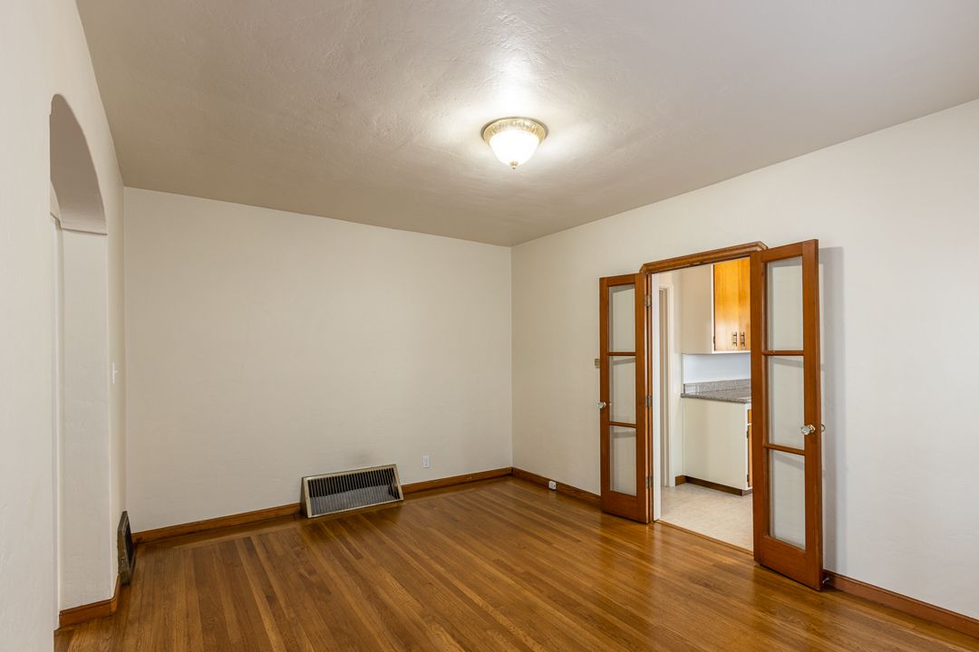2926 Fernside Blvd - Lower duplex 