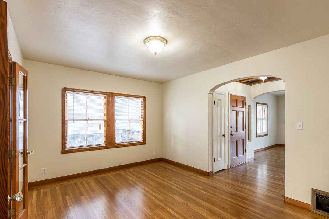 2926 Fernside Blvd - Lower duplex 