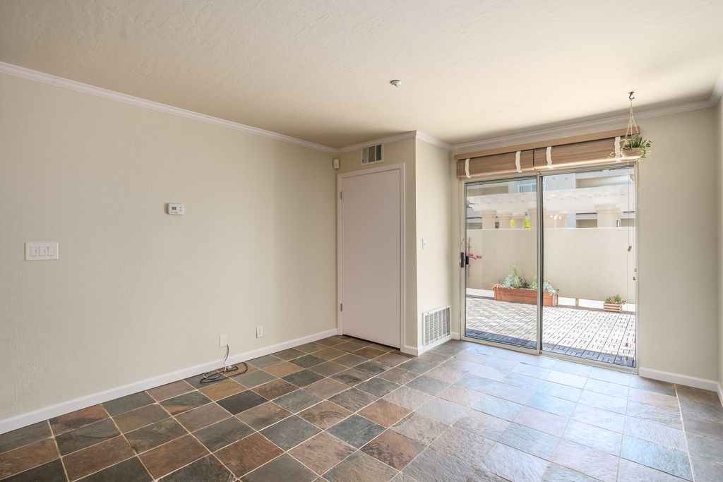 3173 Wayside Plaza #105