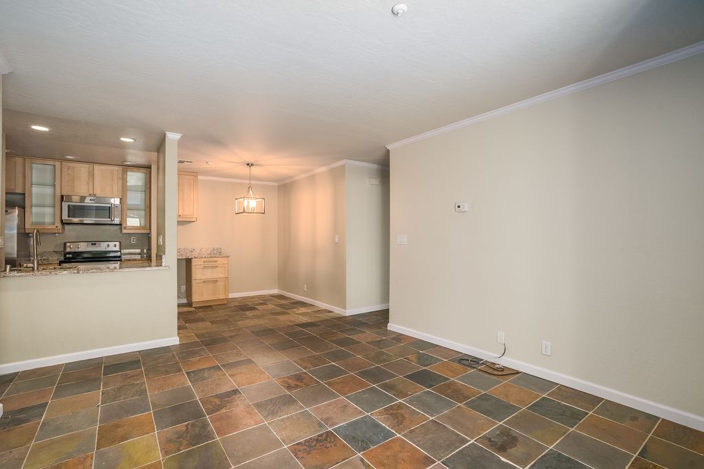 3173 Wayside Plaza #105