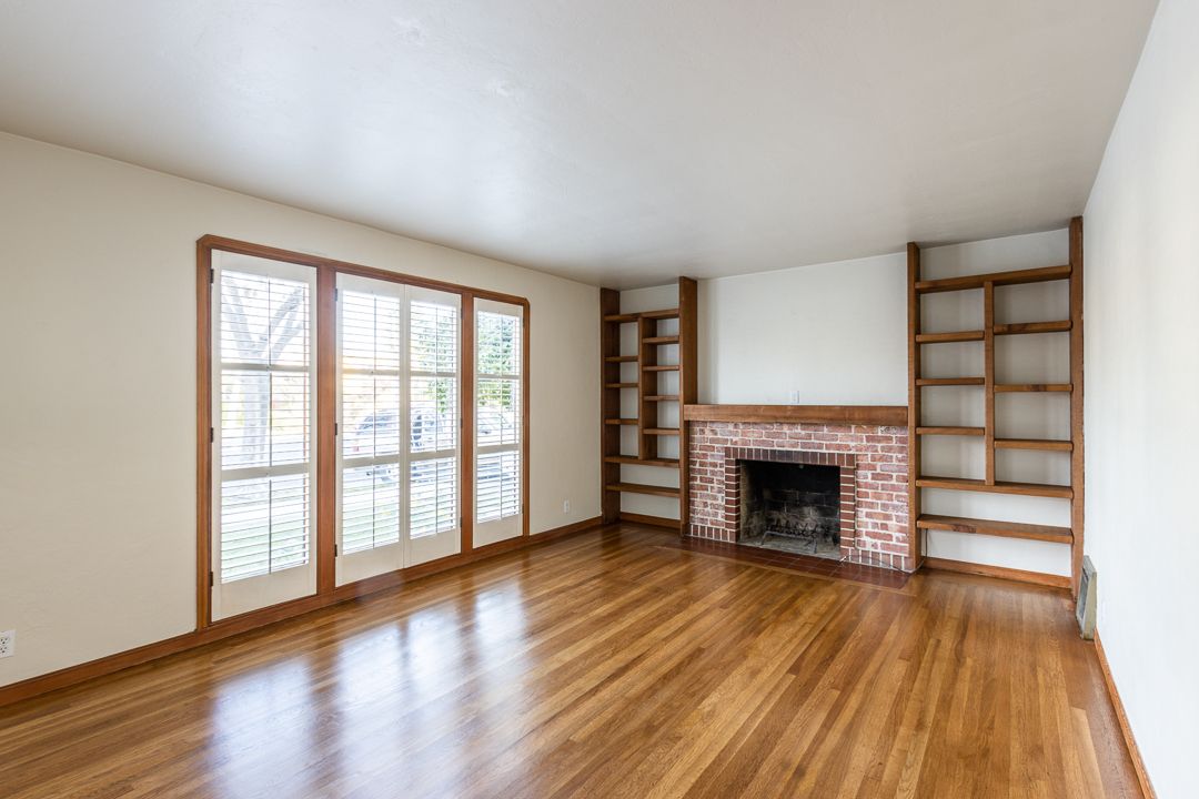 2926 Fernside Blvd - Lower duplex 