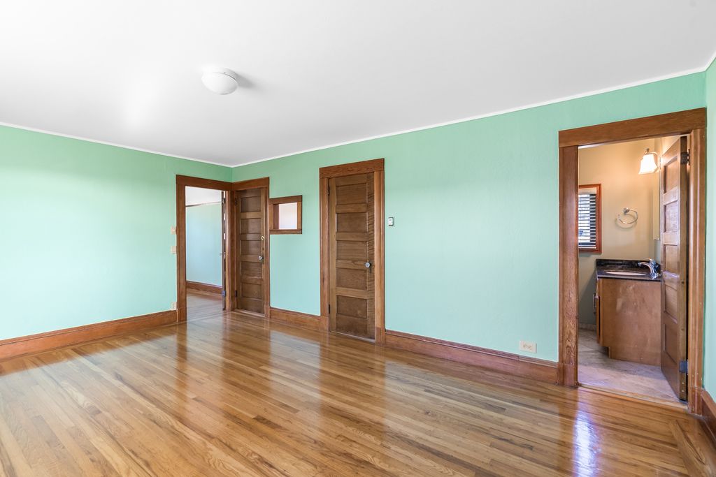 4382 Howe Street - Upper Flat