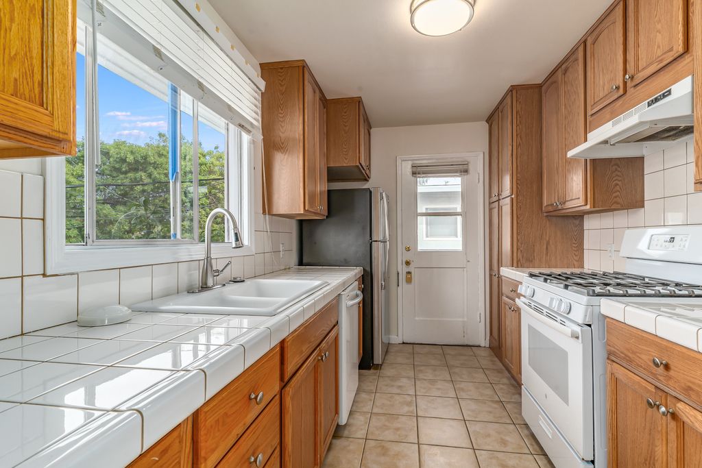 1572 Buena Vista Ave #3