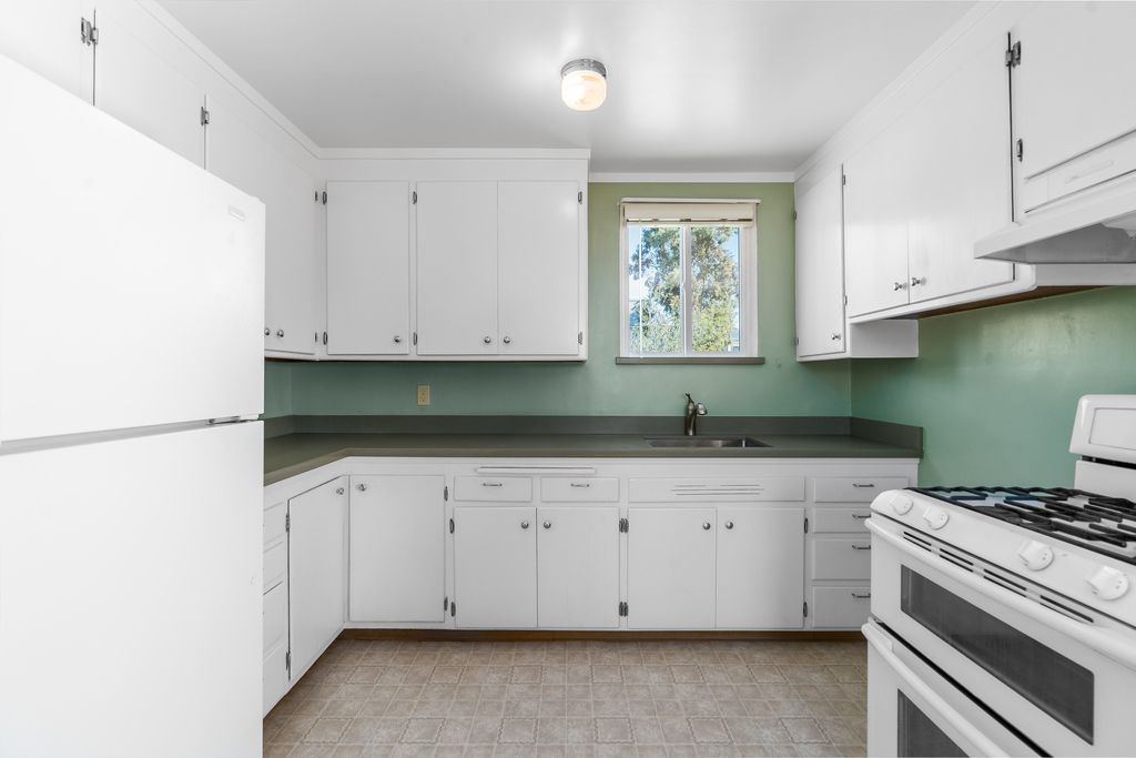 4382 Howe Street - Upper Flat