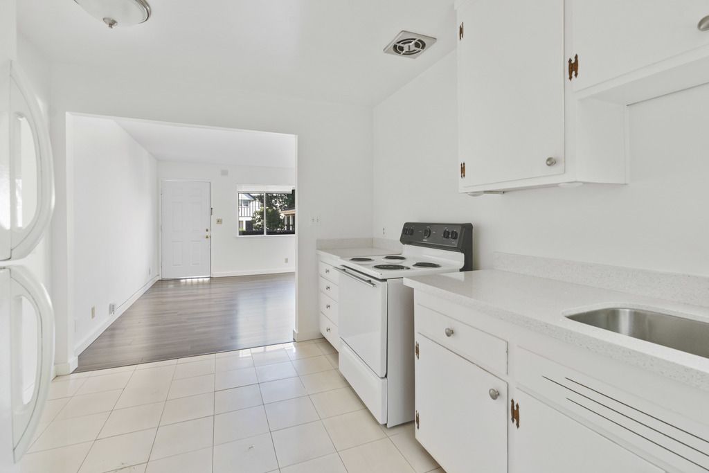 1833 Clinton Ave #D