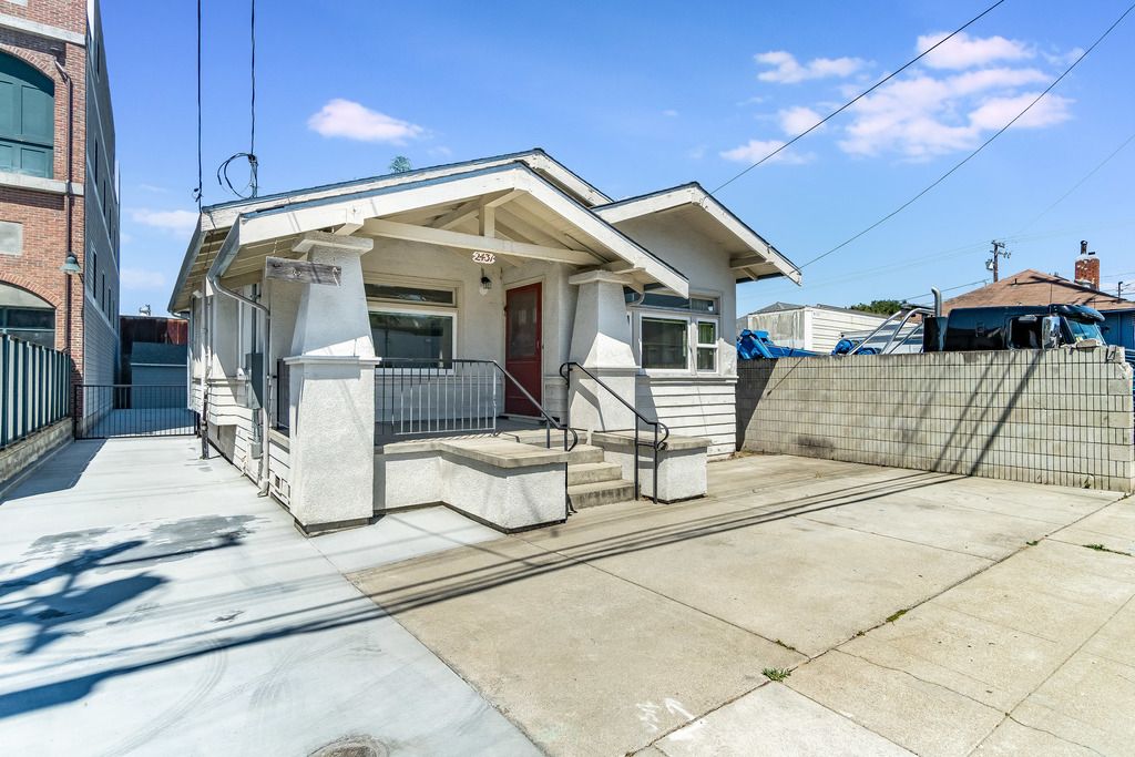 2431 Clement Ave