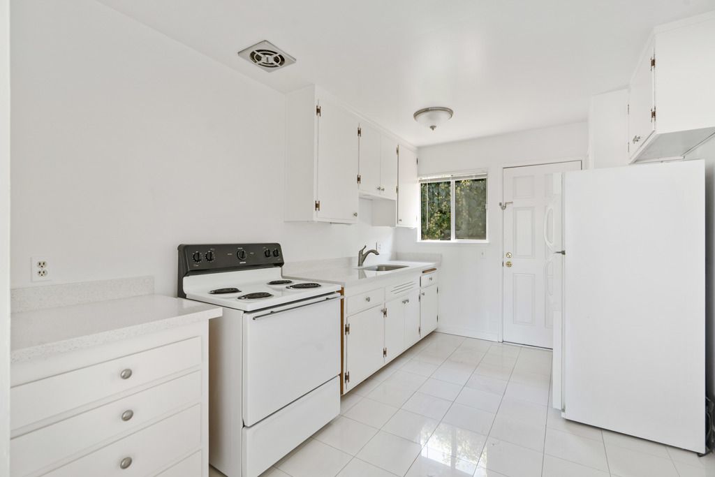 1833 Clinton Ave #D