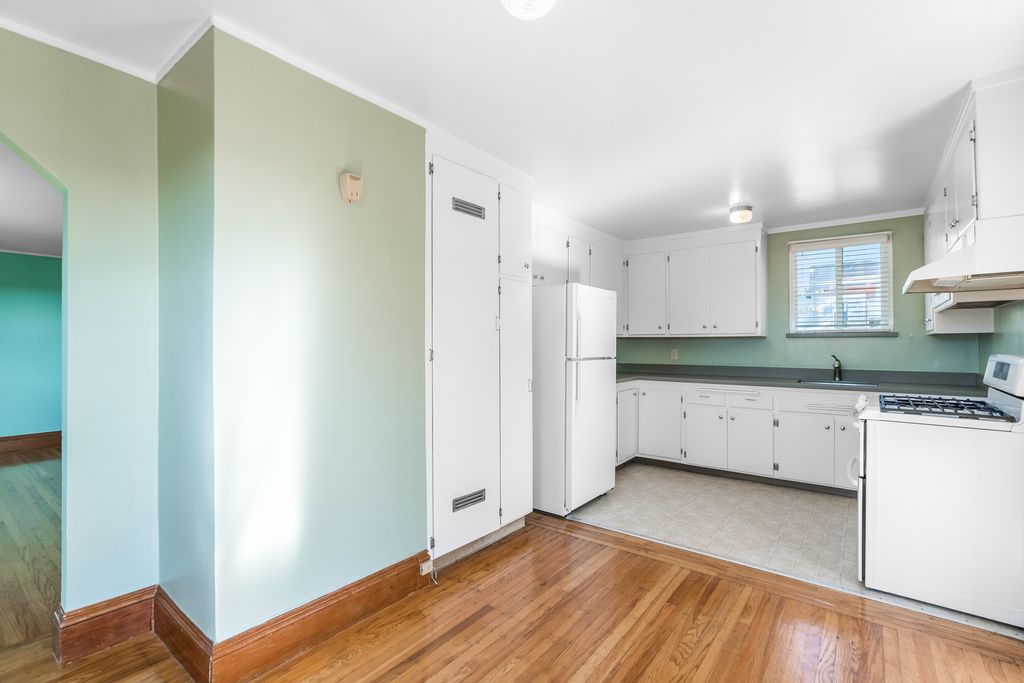 4382 Howe Street - Upper Flat