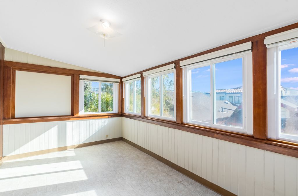 4382 Howe Street - Upper Flat