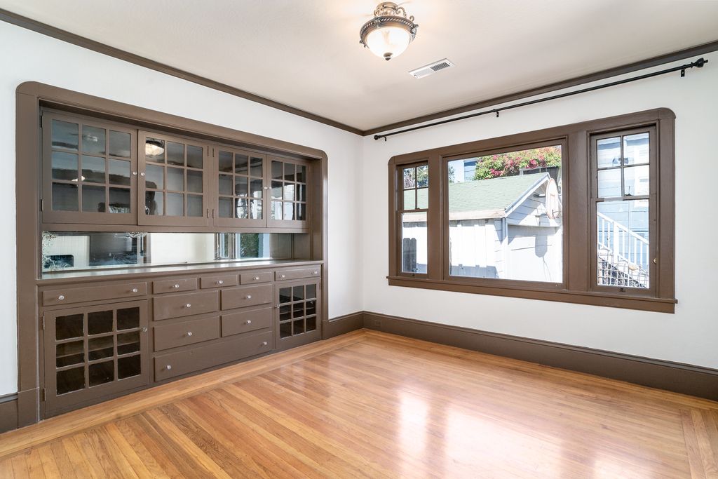 2122 Lincoln Ave