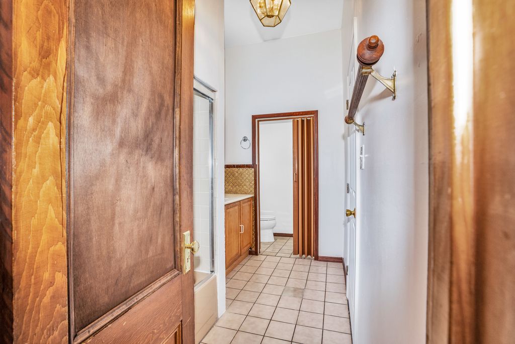 1624 Santa Clara Ave - Lower unit