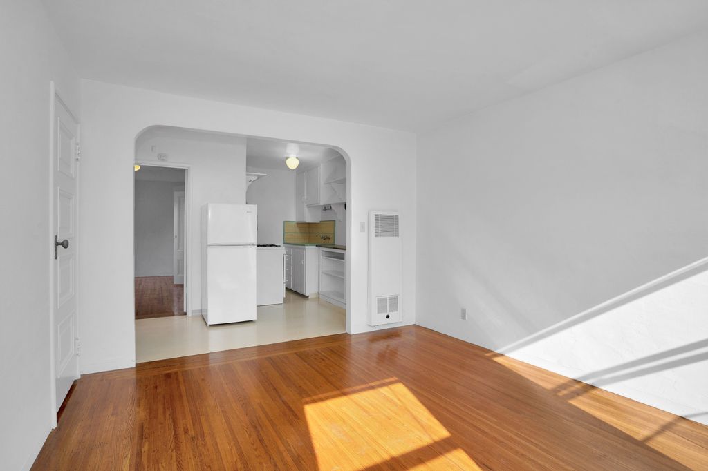 1537 Everett Street #5