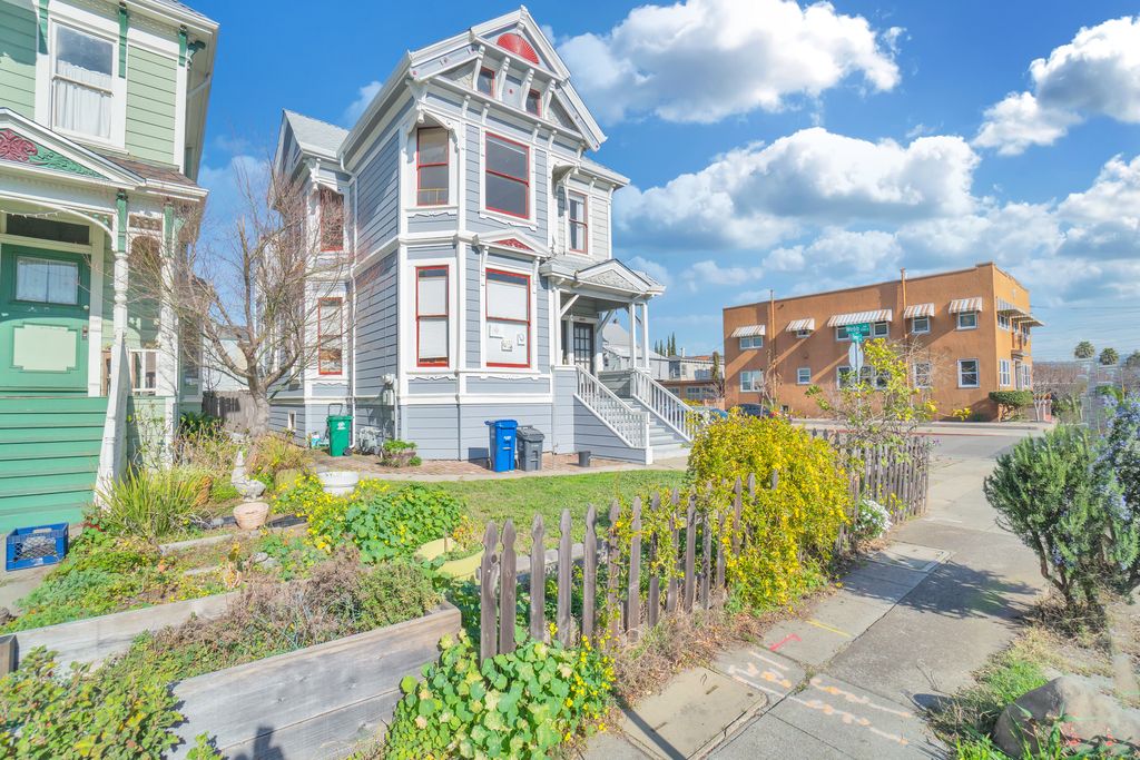 1519 1/2 Everett St 