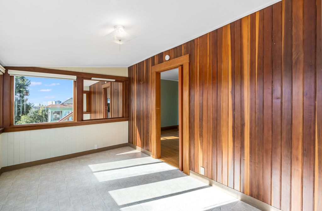 4382 Howe Street - Upper Flat
