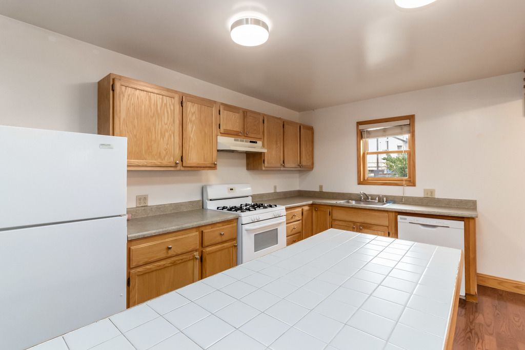 2037 Clinton Ave #B