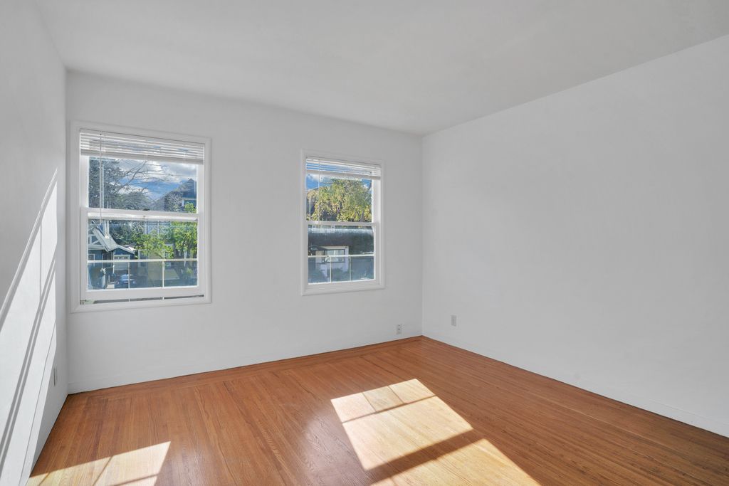 1537 Everett Street #5