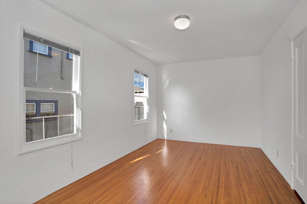 1537 Everett Street #5