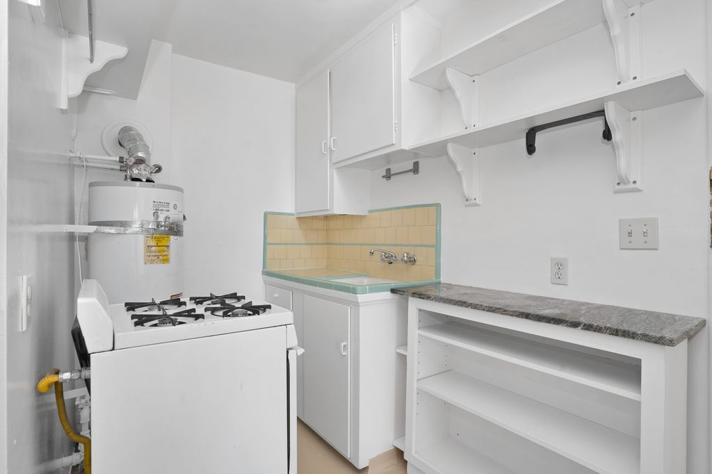 1537 Everett Street #5