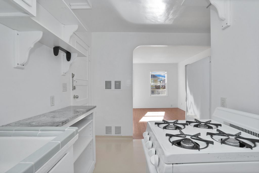 1537 Everett Street #5