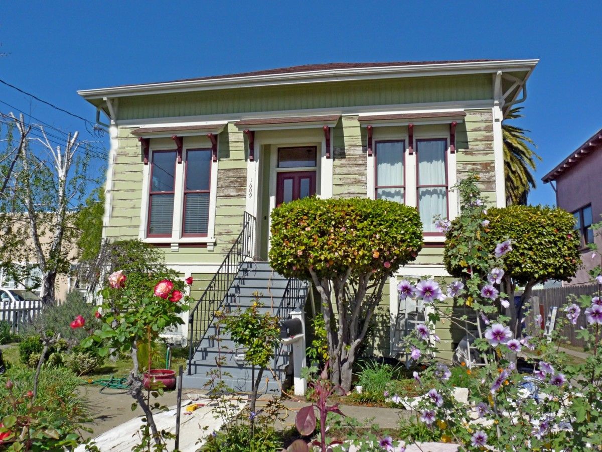 1609 Everett Street 