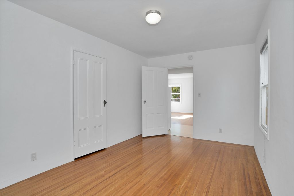 1537 Everett Street #5