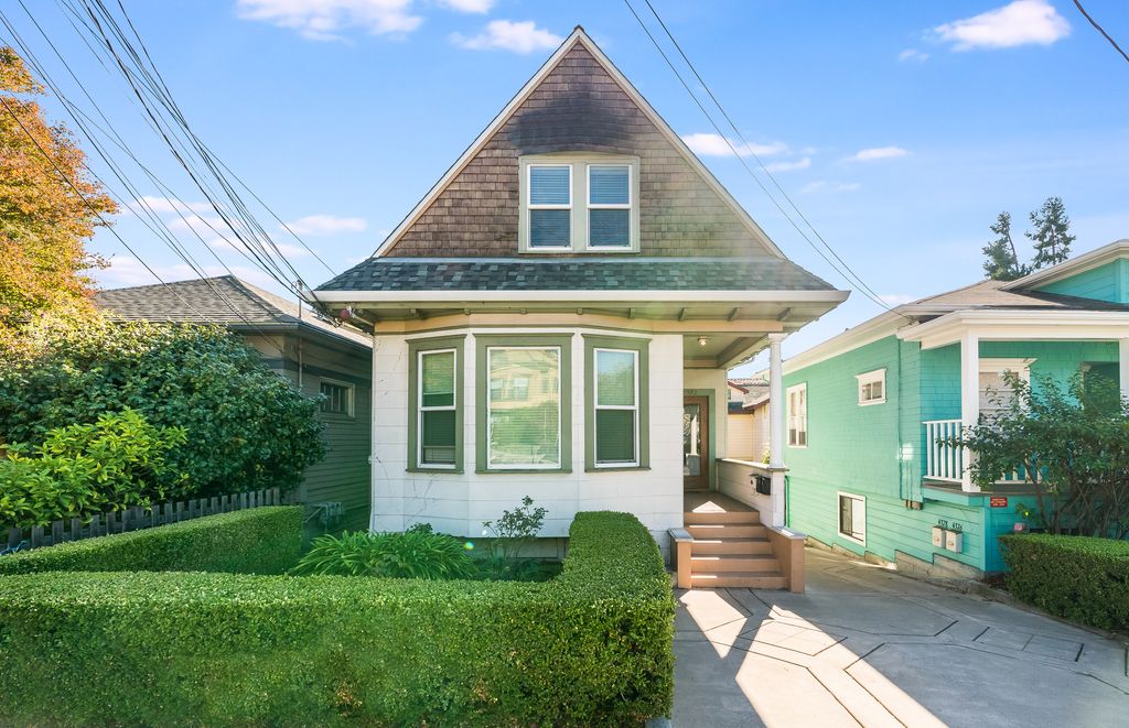 4382 Howe Street - Upper Flat