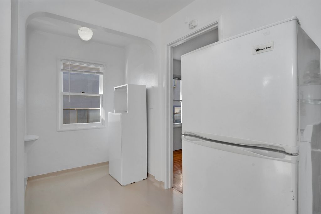 1537 Everett Street #5