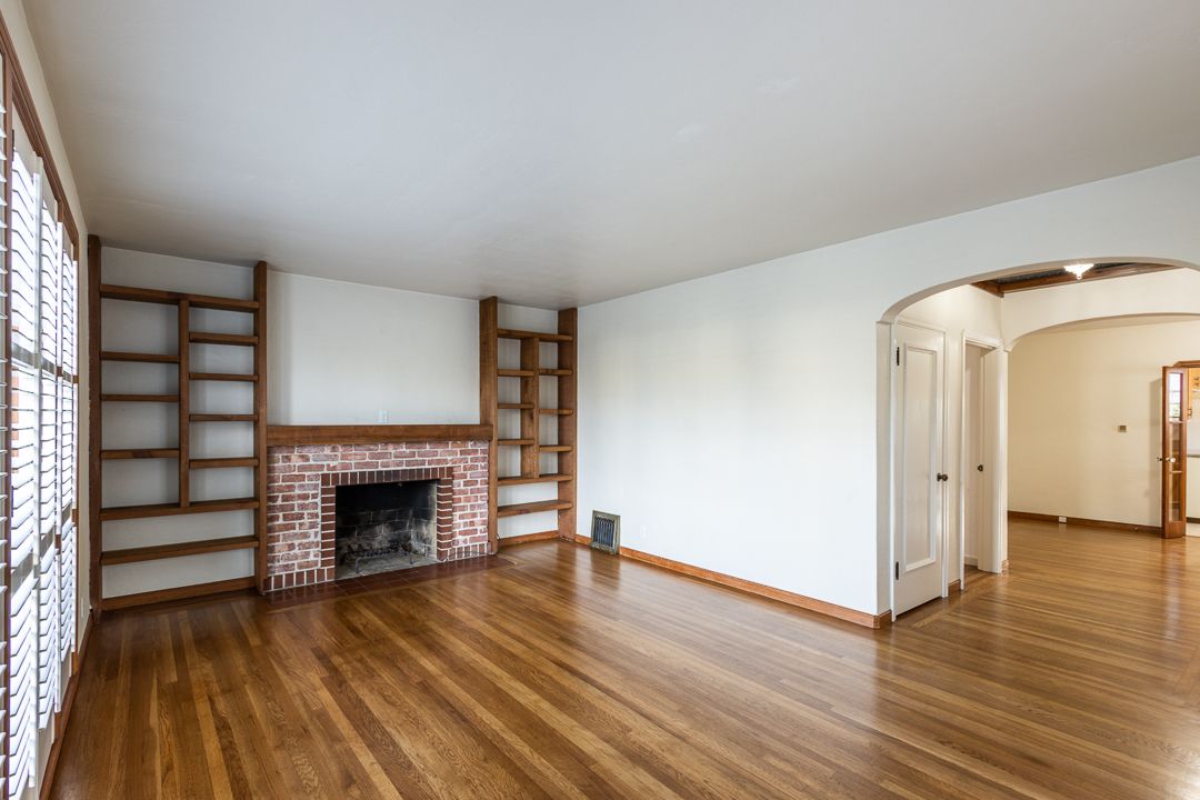 2926 Fernside Blvd - Lower duplex 