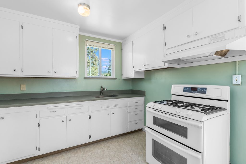4382 Howe Street - Upper Flat