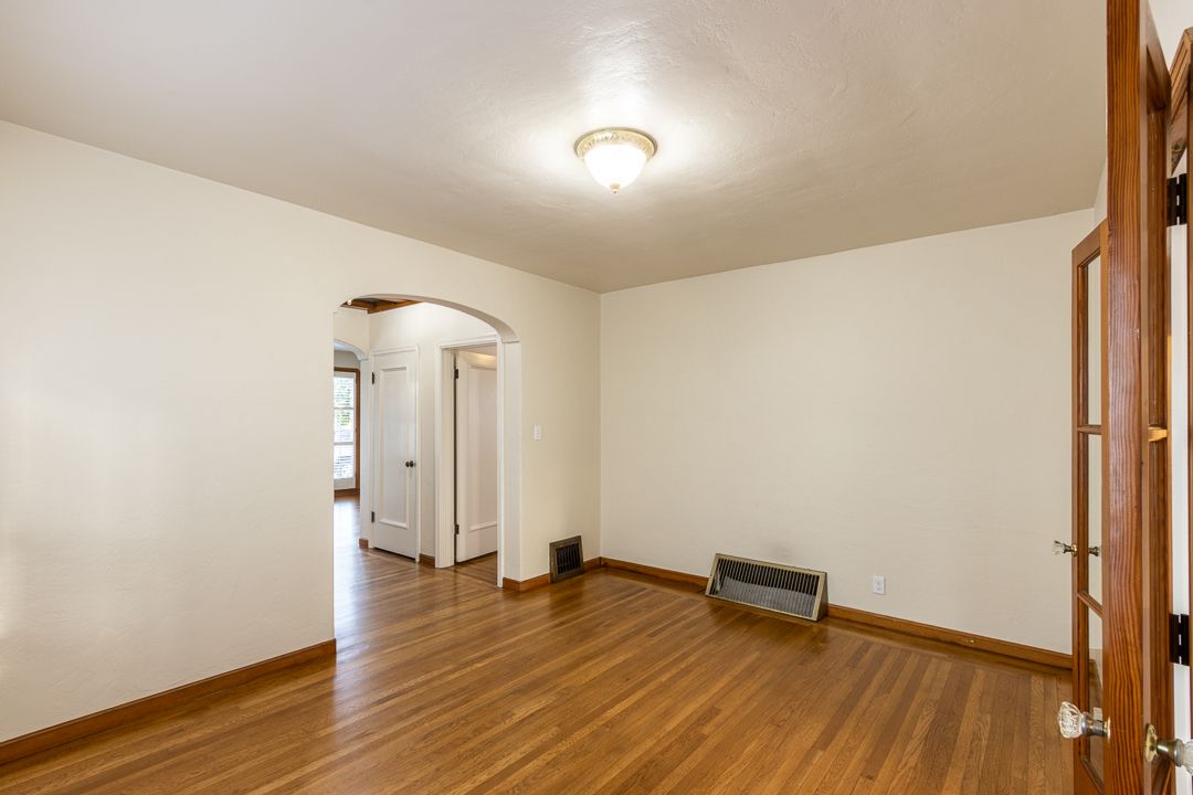 2926 Fernside Blvd - Lower duplex 