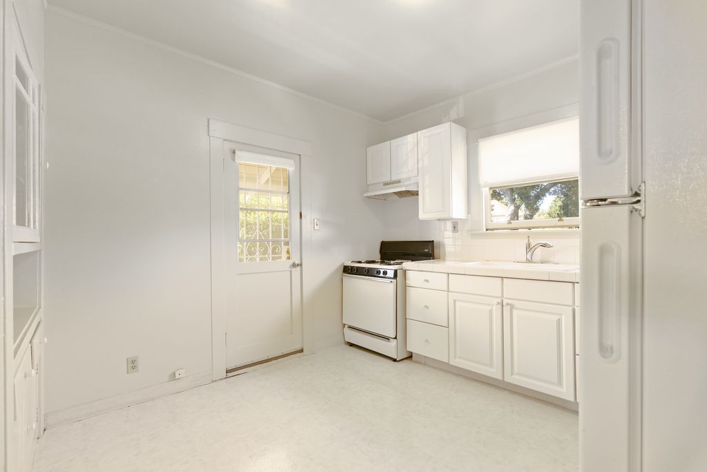 2811 Encinal Ave #B