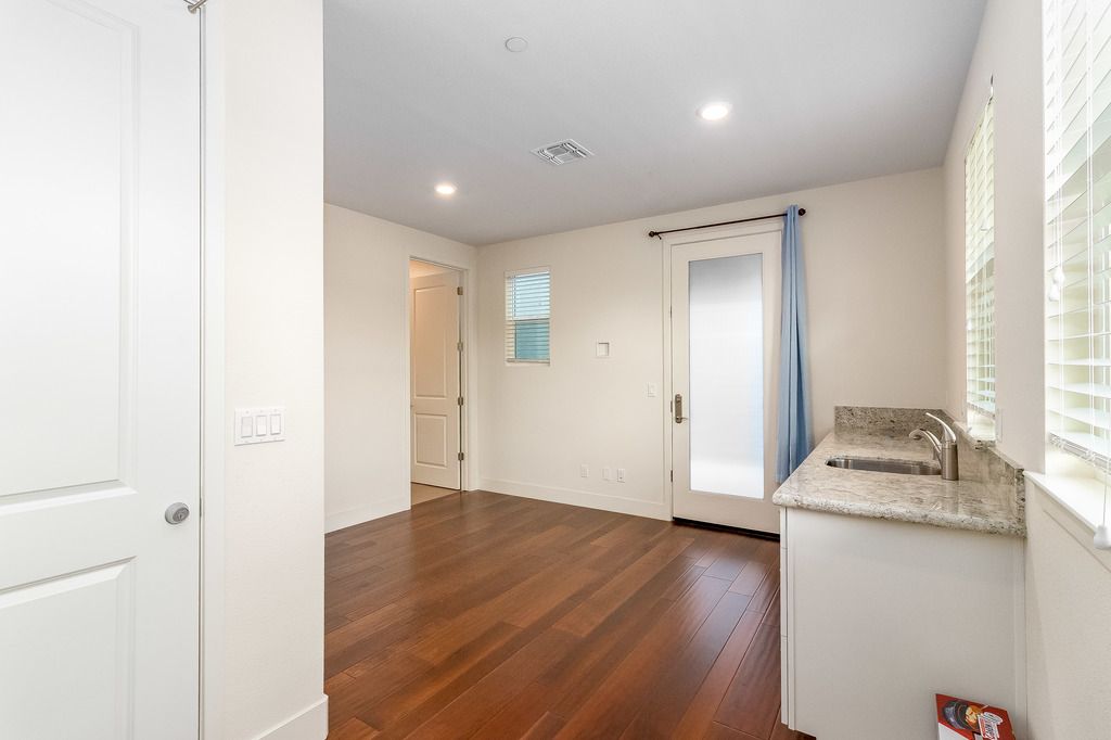 1837 Sakas Street