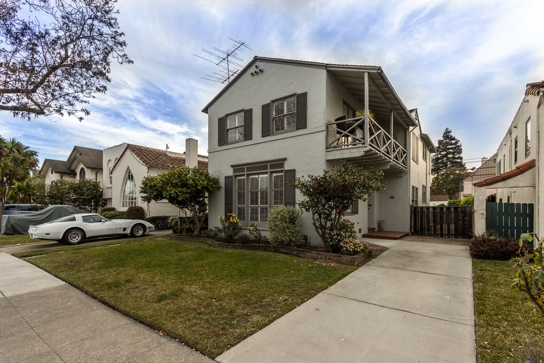 2926 Fernside Blvd - Lower duplex 