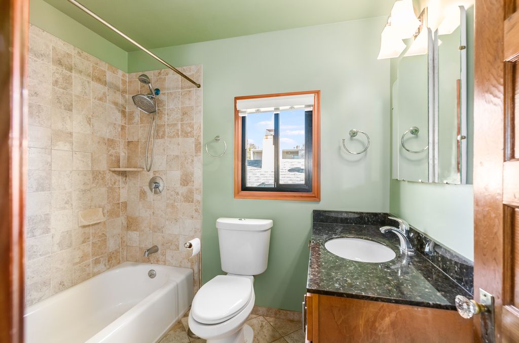 4382 Howe Street - Upper Flat