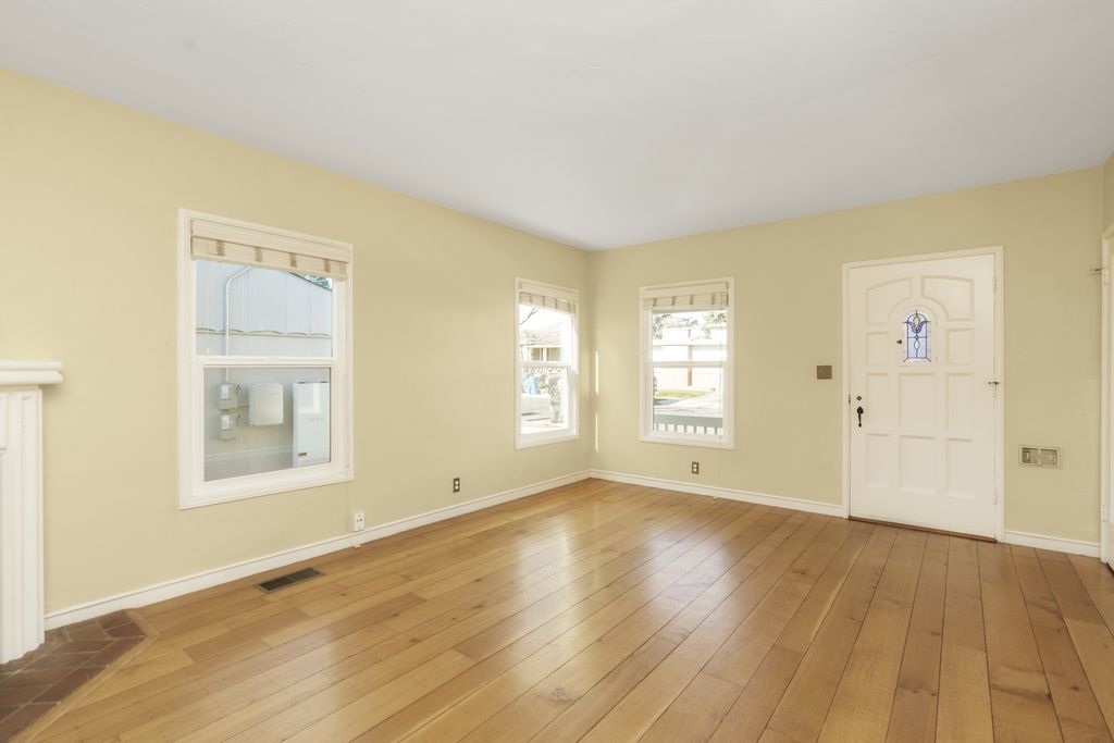 924 Versailles Ave