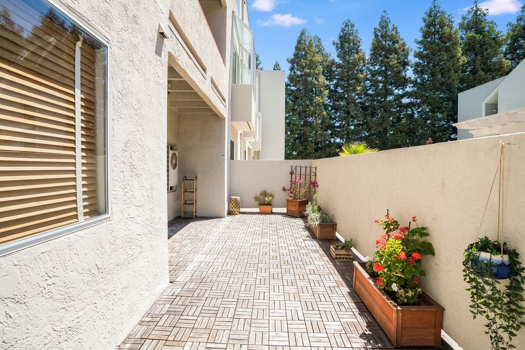3173 Wayside Plaza #105