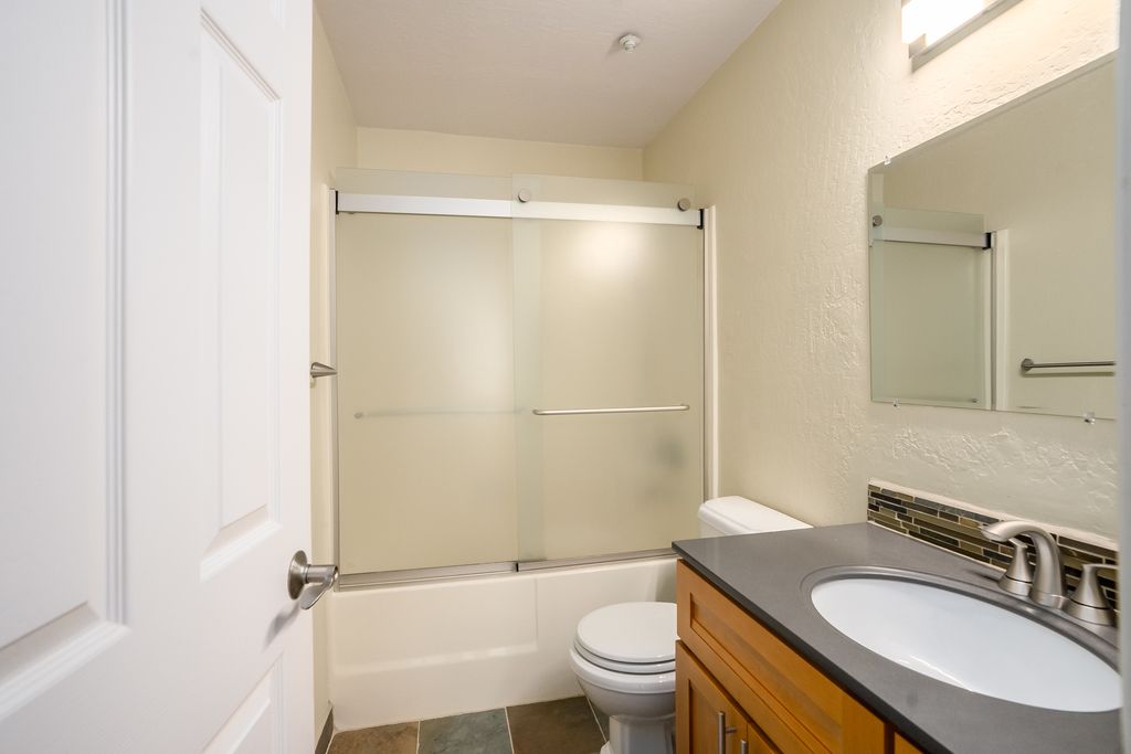 3173 Wayside Plaza #105