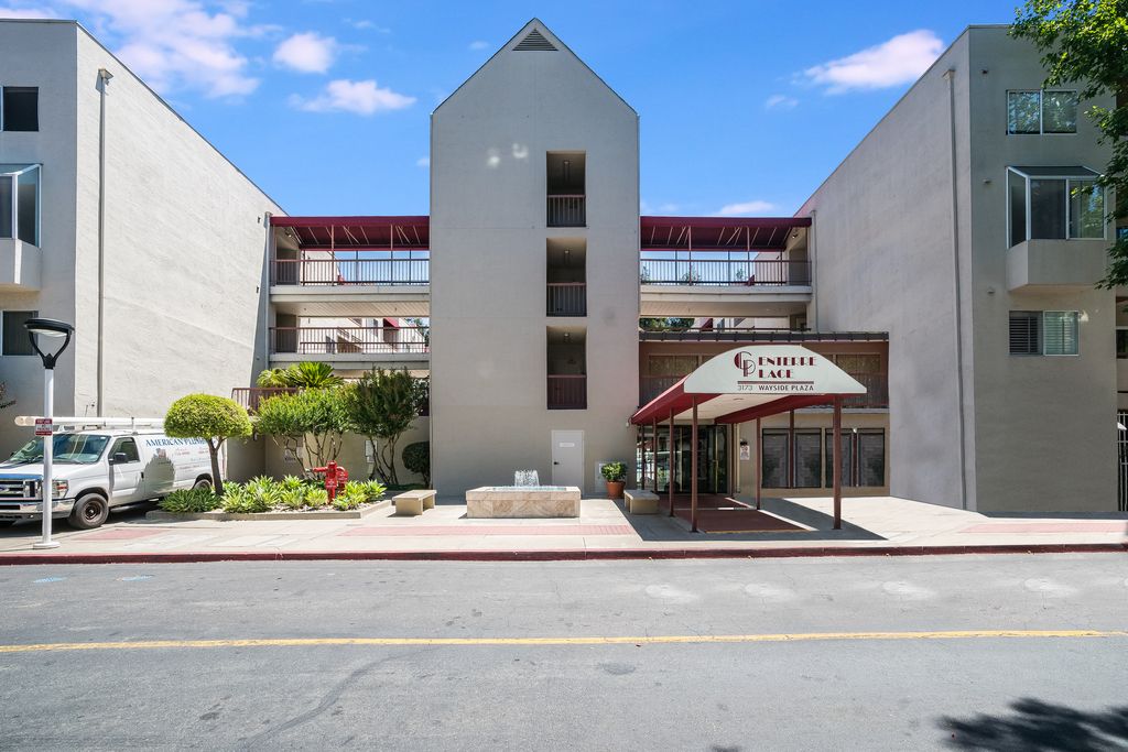 3173 Wayside Plaza #105