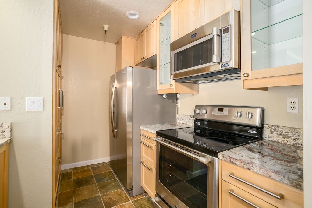 3173 Wayside Plaza #105